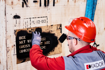 Pracownik KADOR oznacza skrzynię transportową zgodnie z normą HPE.